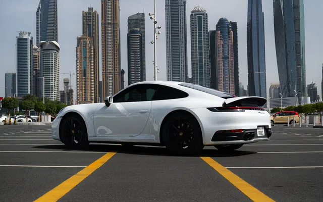 PORSCHE 911 CARRERA 4 - image 3
