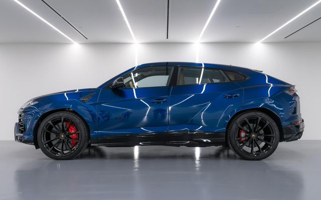 Lamborghini  URUS - image 2