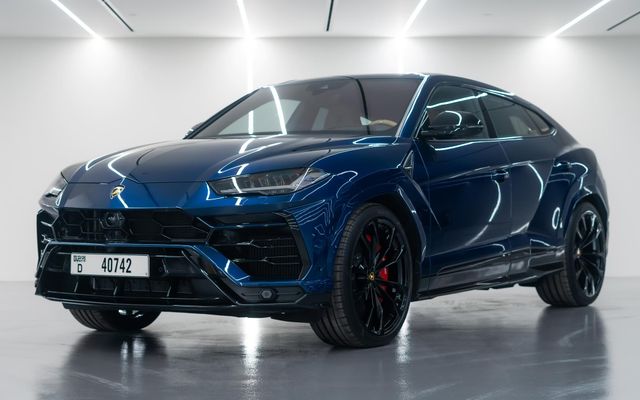 Lamborghini  URUS - image 1
