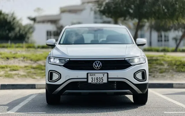 VOLKSWAGEN T-ROC LIFE+ - image 2