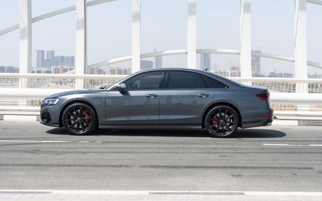 Audi S8 - image 2