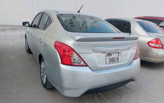 NISSAN VERSA - image 3