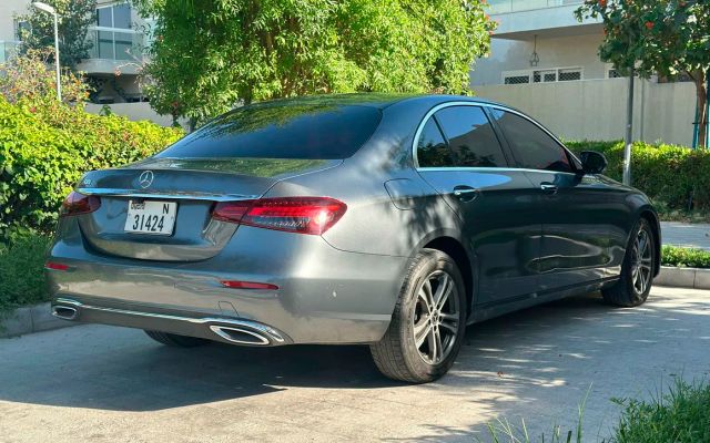 MERCEDES E200 - image 4