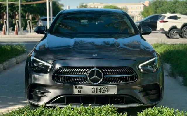 MERCEDES E200 - image 2