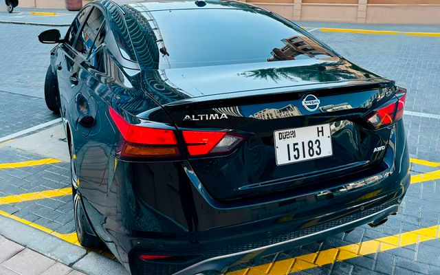 Nissan Altima - image 2