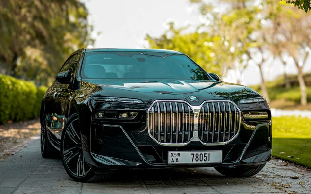 BMW 735i - image 1