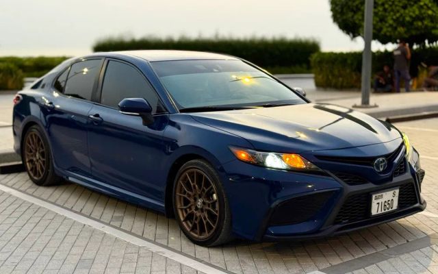 Toyota Camry Hybrid - image 3