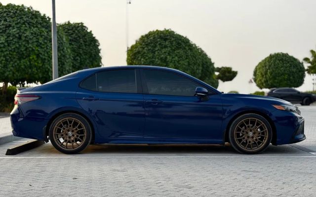 Toyota Camry Hybrid - image 4