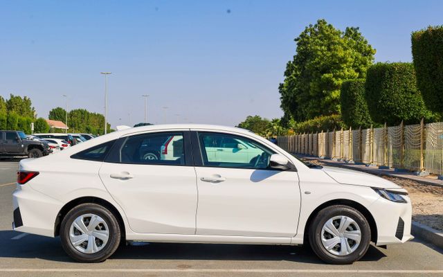 Toyota Yaris - image 2