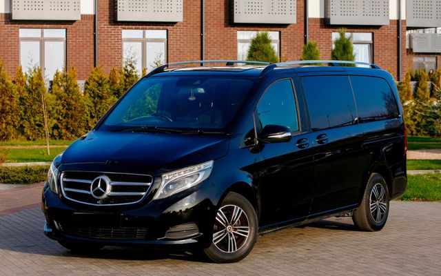 Mercedes-Benz V220 - image 1