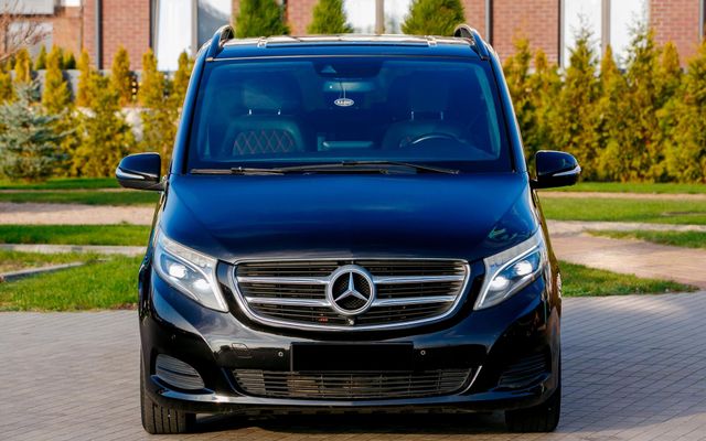 Mercedes-Benz V220 - image 2