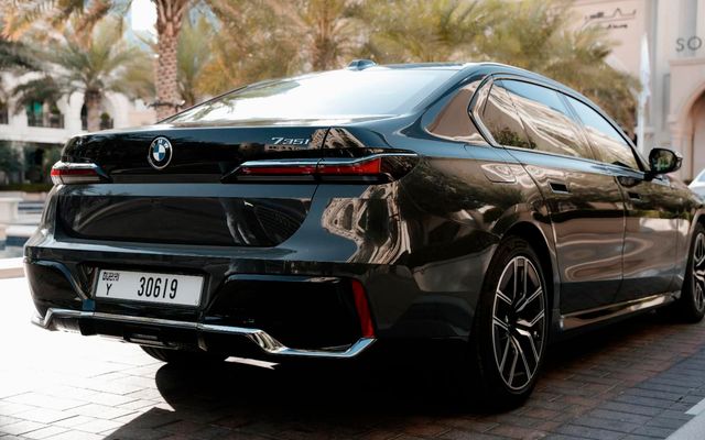 BMW 735i - image 2