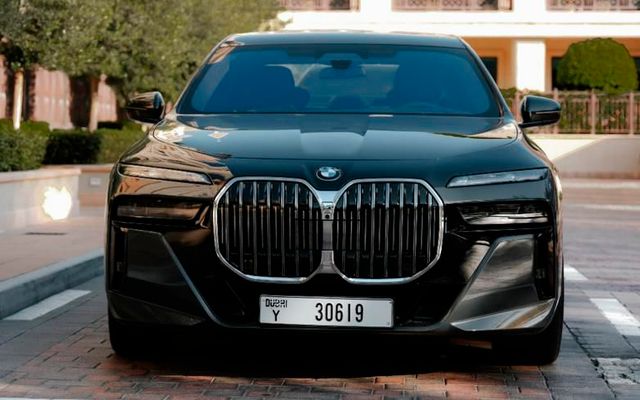 BMW 735i - image 1