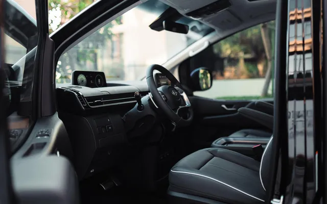 HYUNDAI STARIA - image 3