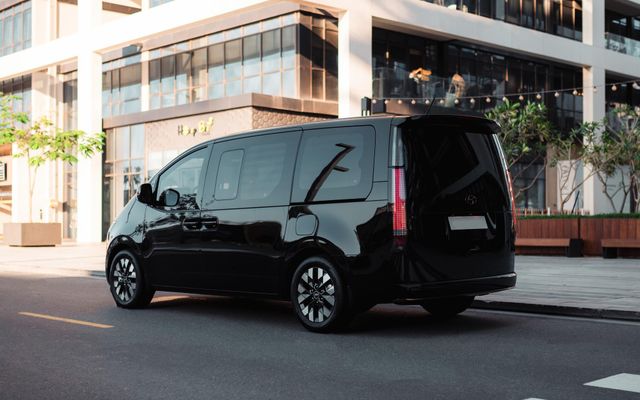 HYUNDAI STARIA - image 3