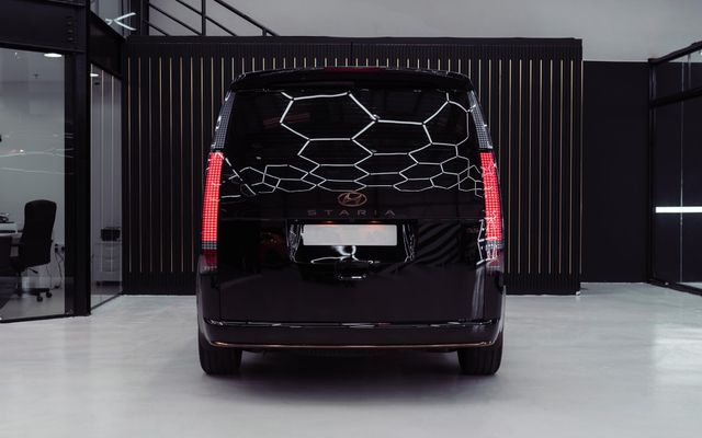 HYUNDAI STARIA - image 2