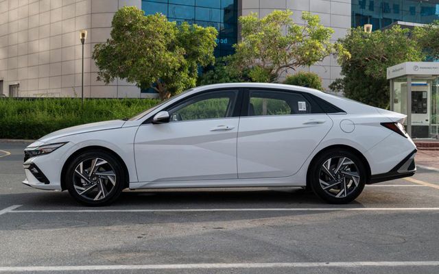 Hyundai Elantra - image 2