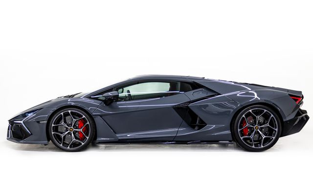 Lamborghini Revuelto - image 2