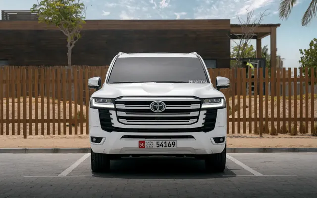 TOYOTA LAND CRUISER GXR - image 3