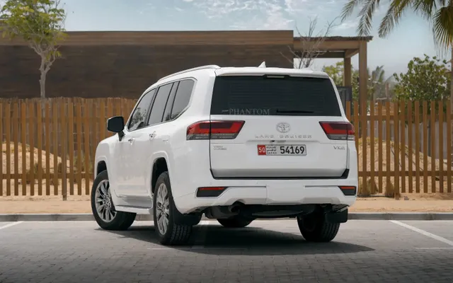 TOYOTA LAND CRUISER GXR - image 4