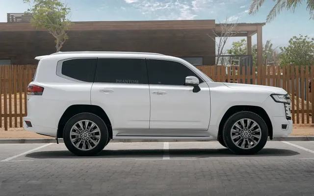 TOYOTA LAND CRUISER GXR - image 2