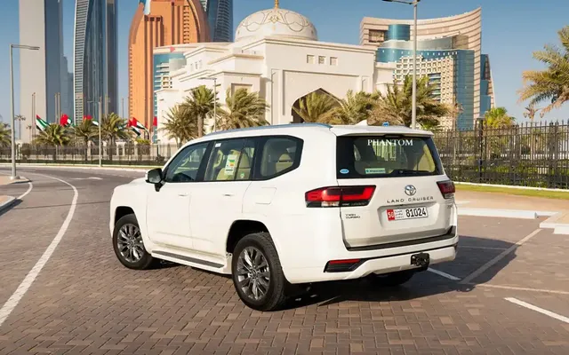 TOYOTA LAND CRUISER GXR - image 4