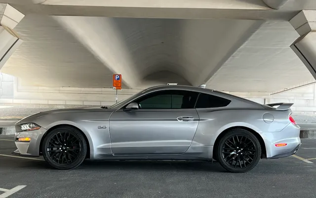 FORD Mustang - image 2