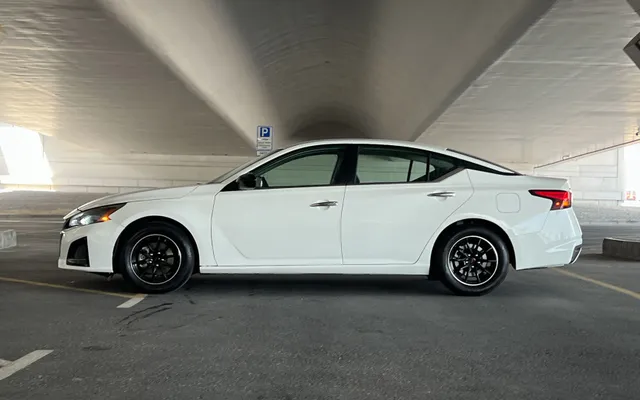 Nissan Altima - image 2