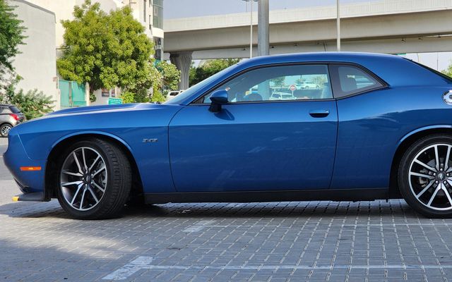 Dodge Challenger - image 4