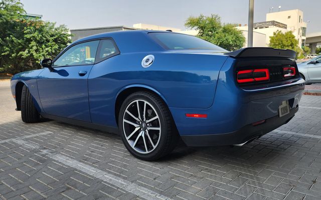 Dodge Challenger - image 3
