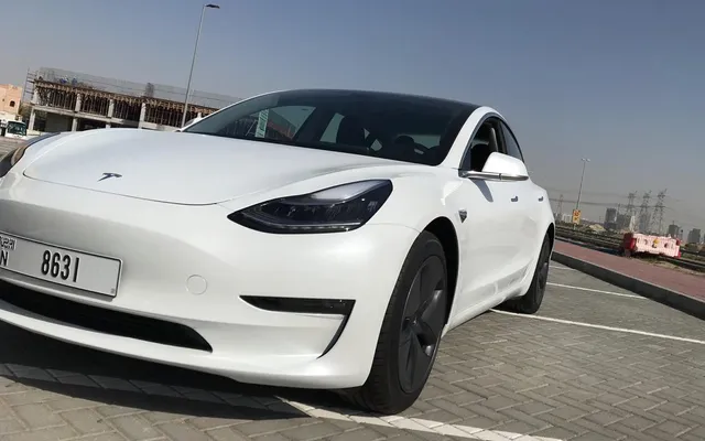 Tesla Model 3 - image 3