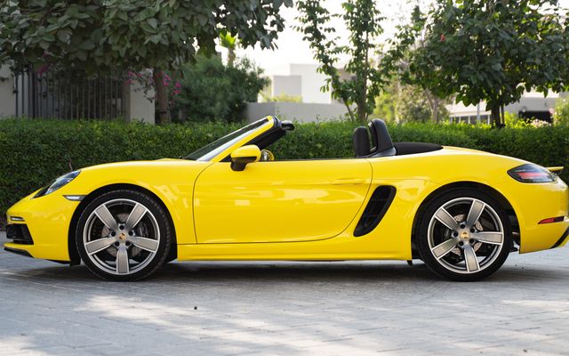 PORSCHE 718 BOXTER Yellow - image 2
