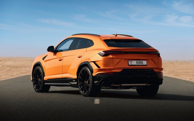 Lamborghini URUS S - image 4