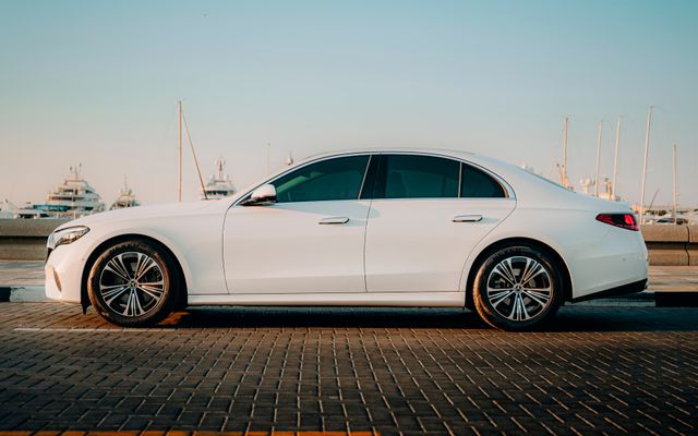 Mercedes E200 2025 - image 2