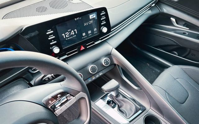 HYUNDAI ELANTRA - image 4