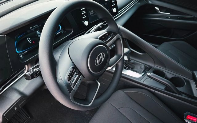 HYUNDAI ELANTRA - image 3