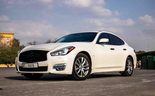 INFINITI Q70 - image 1