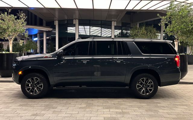 Chevrolet Suburban - image 2