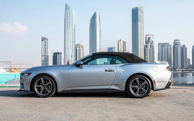 Ford Mustang - image 2