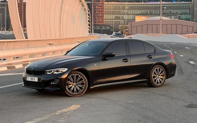 BMW 320 - image 1