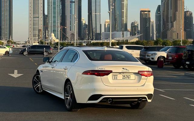 Jaguar XE - image 2