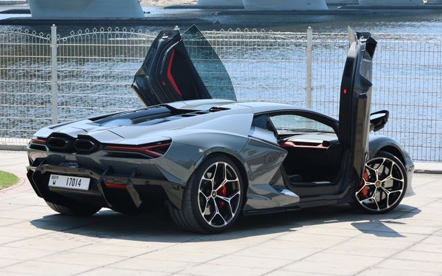 Lamborghini Revuelto - image 3
