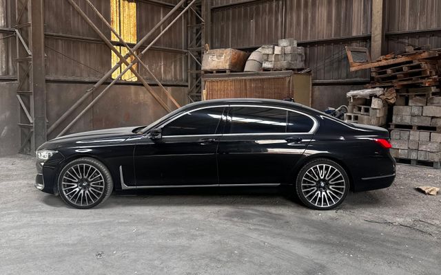 BMW 750Li - image 2
