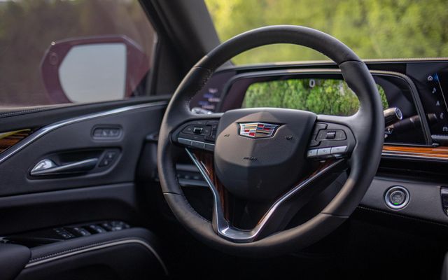 Cadillac Escalade - image 4