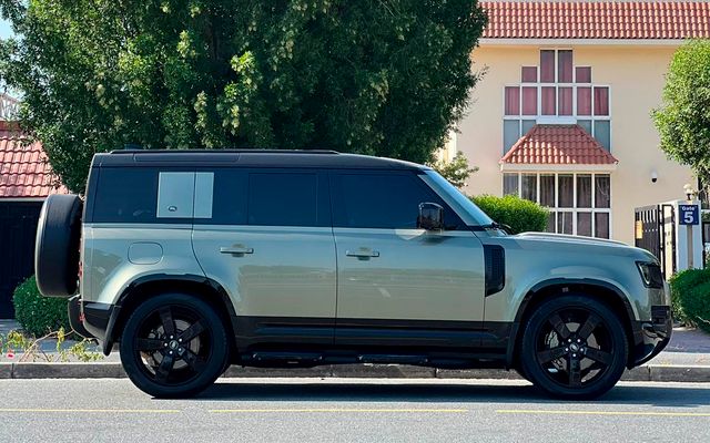 Land Rover Defender - image 2
