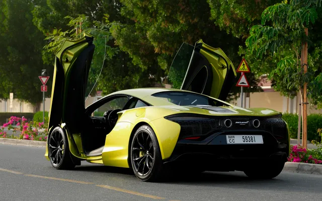 McLaren Artura Coupe - image 3