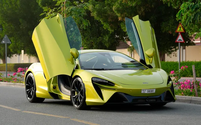 McLaren Artura Coupe - image 2