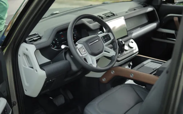 LAND ROVER DEFENDER - image 4