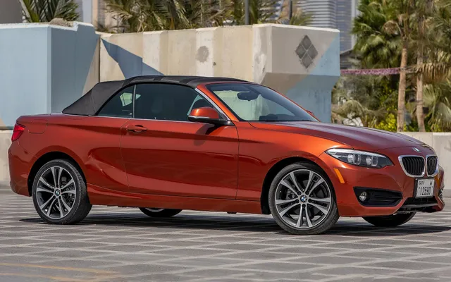 BMW 230i Cabrio - image 2