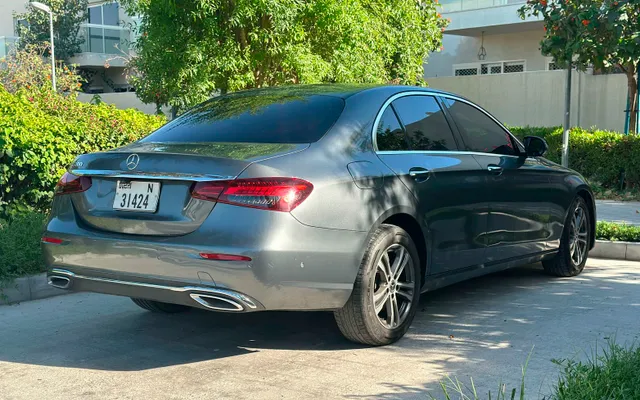 MERCEDES E200 - image 4